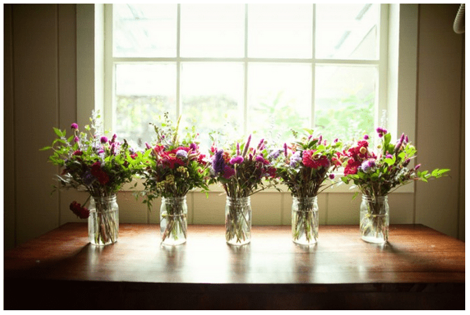 Decore o seu casamento com originais e coloridos arranjos florais 