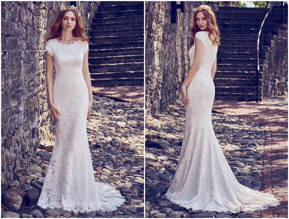 A renda cobre na íntegra este romântico fit-and-flare vestido de noiva, com decote redondo e manga curta. Acabamentos com fecho zíper. Pode adquirir em separado uma saia em organza destacável, com cristais Swarovski na cintura. <a href="https://www.maggiesottero.com/maggie-sottero/raylene/11188?utm_source=zankyou&utm_medium=gowngallery" target="_blank">Maggie Sottero</a>
