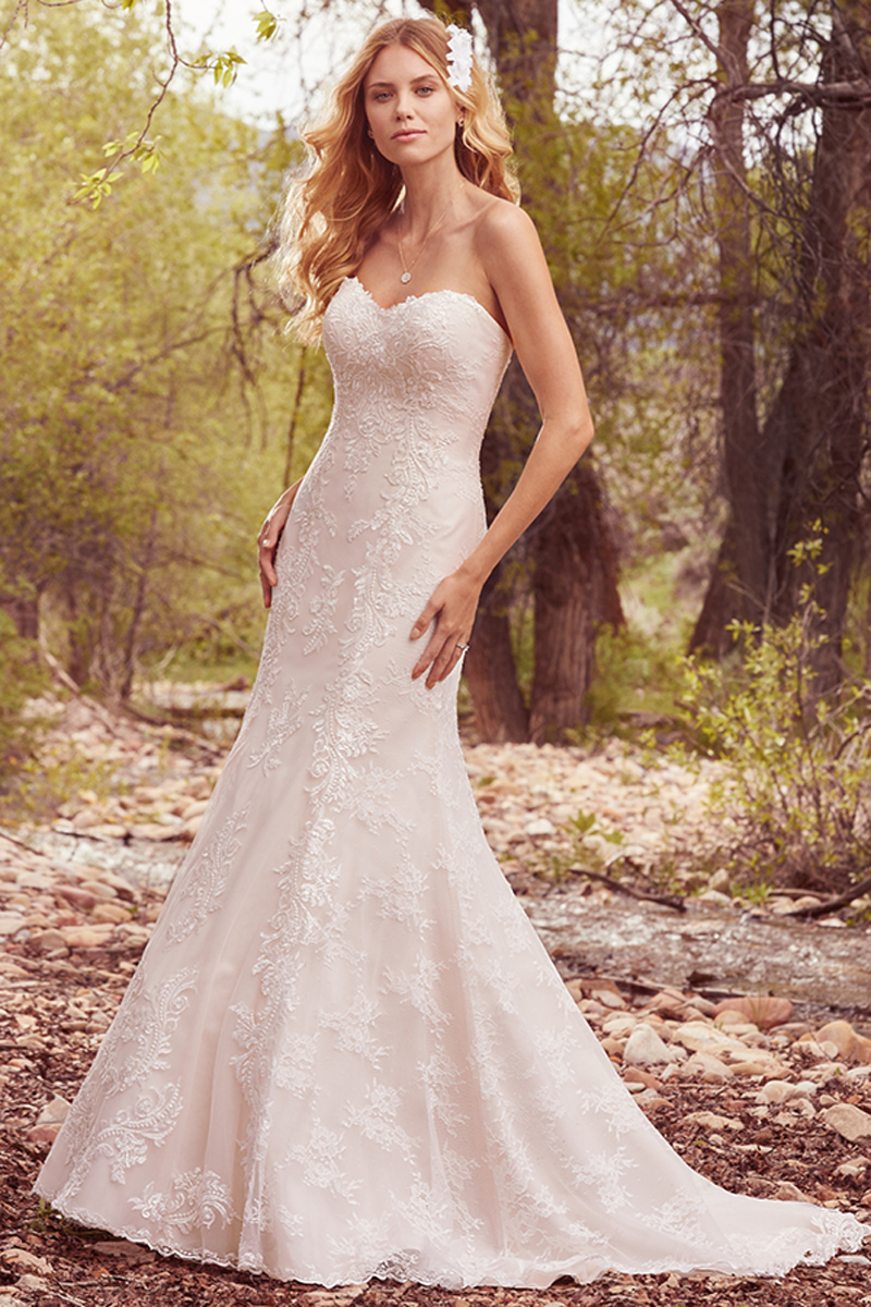 Um estilo de princesa presente nos pormenores de renda que caem em cascata para a encantadora fit-and-flare. Um decote em forma de coração. Termina com um espartilho ou com botões na zona do fecho e um elástico interior.
<a href="https://www.maggiesottero.com/maggie-sottero/vonae/10151?utm_source=mywedding.com&utm_campaign=spring17&utm_medium=gallery" target="_blank">Maggie Sottero</a>