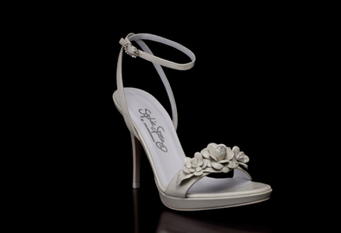 Sandalia para novia by Francesco modelo Fiordaliso con tacón de 10 cm, detalle de flor al frente y ajuste de pulsera al tobillo