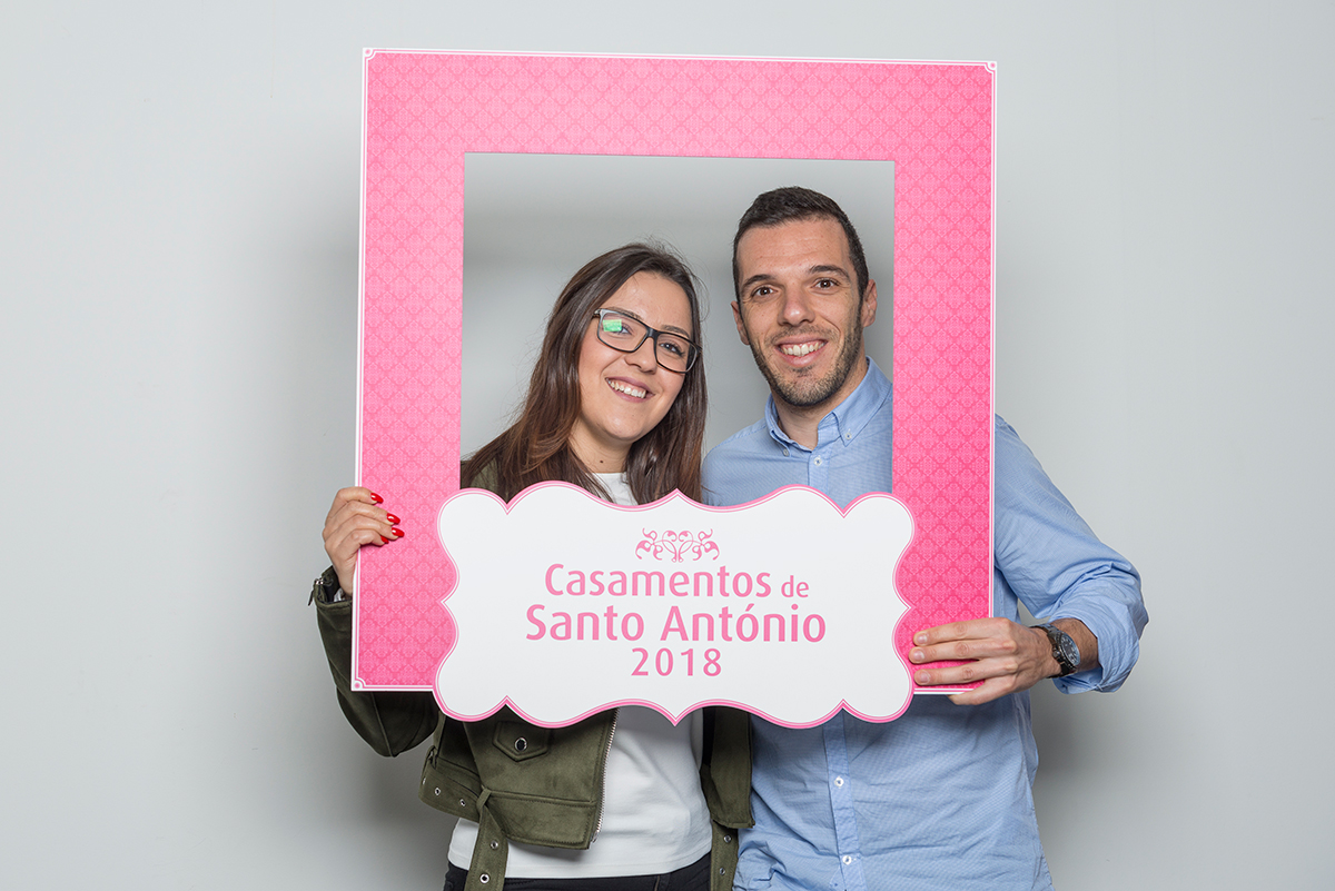 <p><b>Magda Esteves &amp; Tiago Rebelo</b><p>Santa Clara<p>Magda tem 27 anos e é Lojista; Tiago tem 31 anos e é Técnico de Audiovisuais. Vão ter um casamento civil.<p>Sobre a sua relação, dizem que "juntos somos mais fortes".