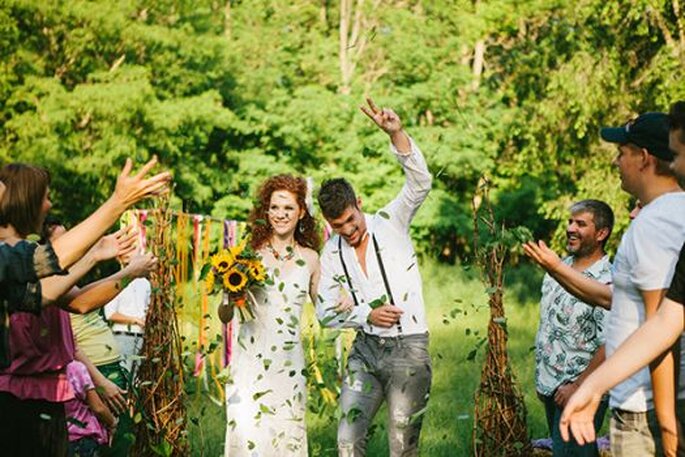 Chuva de folhas verdes para atirar aos noivos. Foto: Bell Studio.