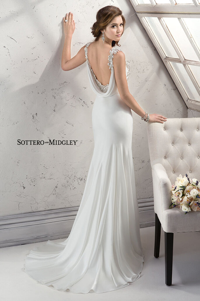 O romantismo vintage está presente neste modelo de cetim Makoe com apliques de cristais Swarovski acentuando o decote drapeado nas costas e as alças. Fechamento com zíper lateral.
<a href="http://www.sotteroandmidgley.com/dress.aspx?style=4SW045" target="_blank">Sottero & Midgley Platinum 2015</a>