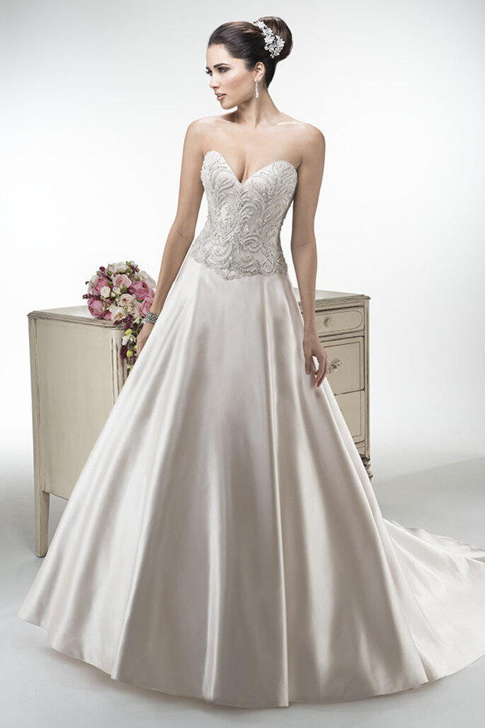 Vestido de noiva com corpete bordado, enfeitado com cristais de Swarovski e decote coração. Acabamento com botões forrados e zíper mais fecho de espartilho. Disponível com mangas Cap desmontáveis.
<a href="http://www.maggiesottero.com/dress.aspx?style=4MS924" target="_blank">Maggie Sottero Platinum 2015</a>