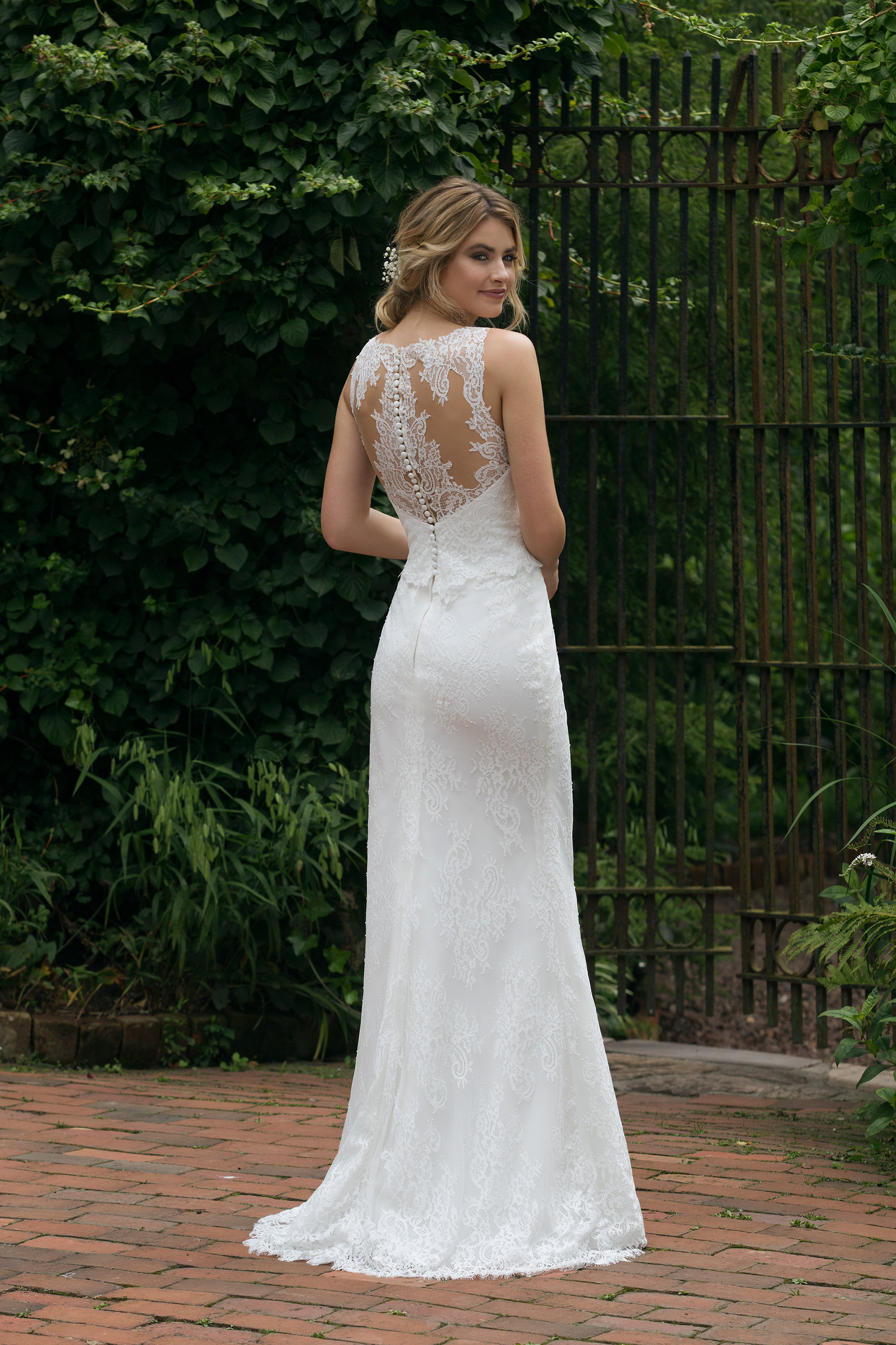 Style 44042D. Credits: Justin Alexander Sincerity.