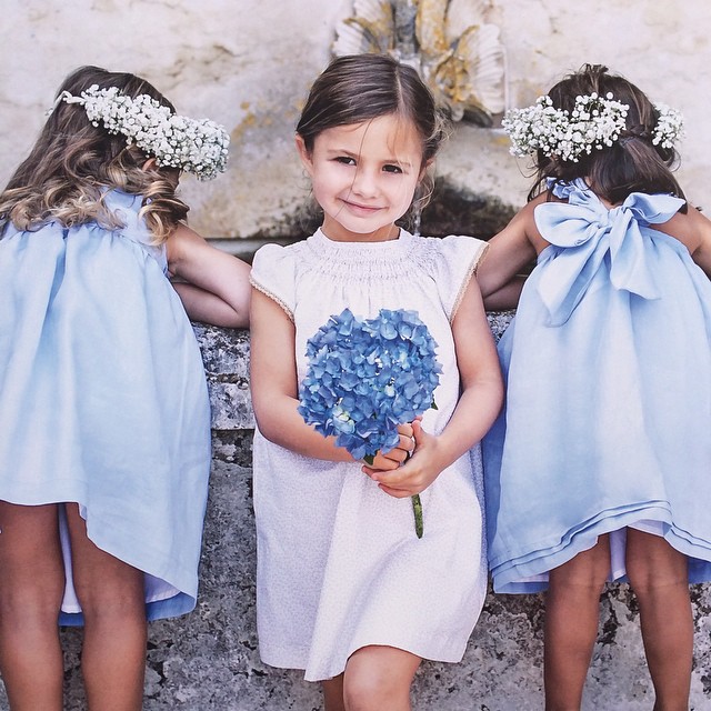 meninas com vestidos de verão frescos coroas de flores casamento