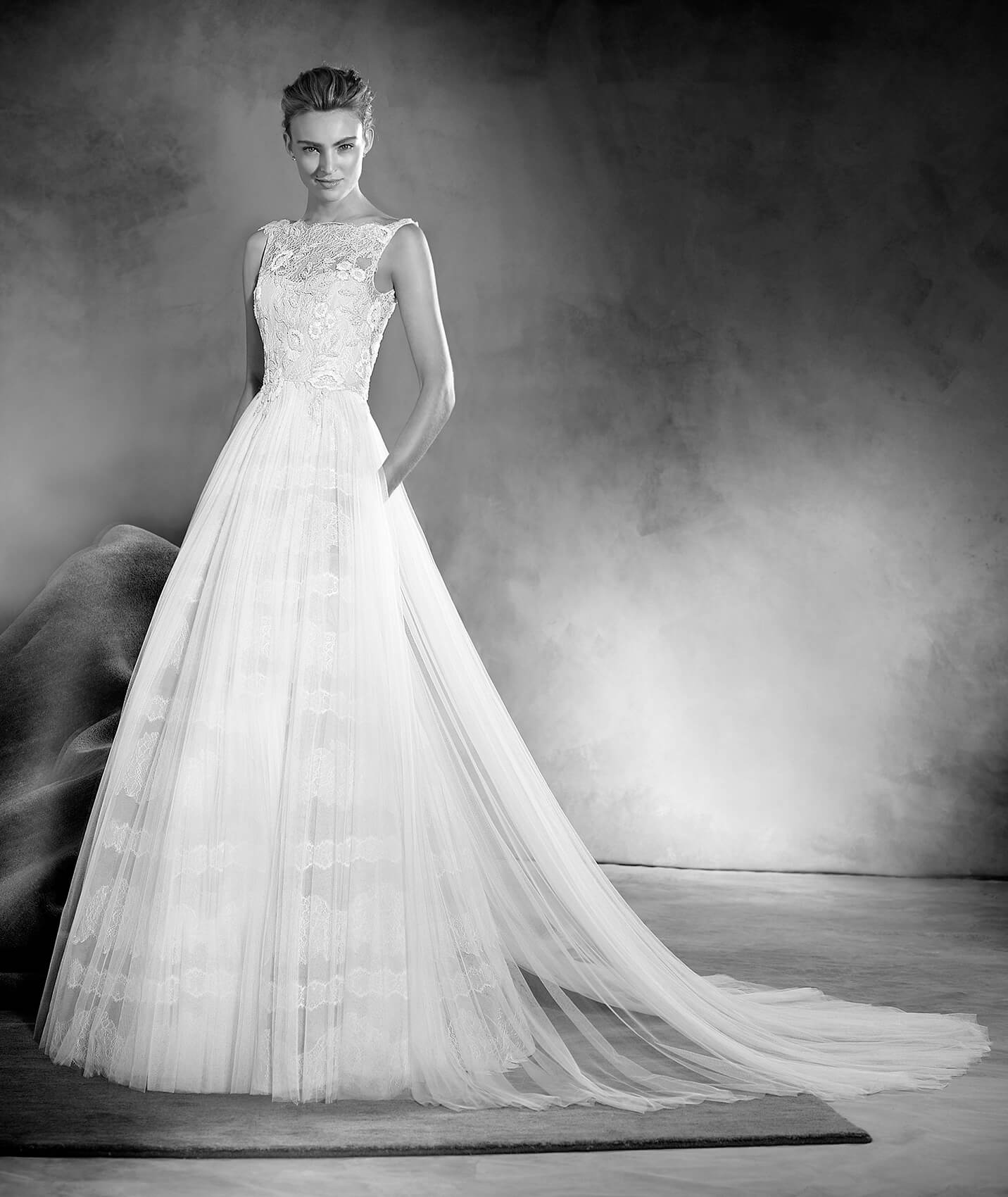 Credits: Pronovias
<a href="http://zankyou.9nl.de/n3ig" target="_blank"> Faça a sua marcação para experimentar o seu vestido favorito! </a>