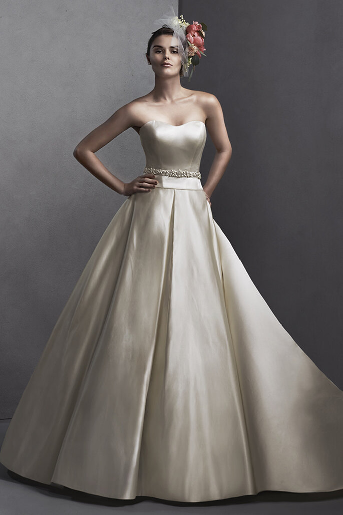 Vestido de noiva com seda romântica e corpete ajustado até à cintura. Decote subtil e opcional cinto de cristal Swarovski. Acabamento com zíper sobre o espartilho interior. Disponível com casaco enfeitado com cristais Swarovski.
<a href="http://www.sotteroandmidgley.com/dress.aspx?style=5SS098" target="_blank">Sottero and Midgley Spring 2015</a>
