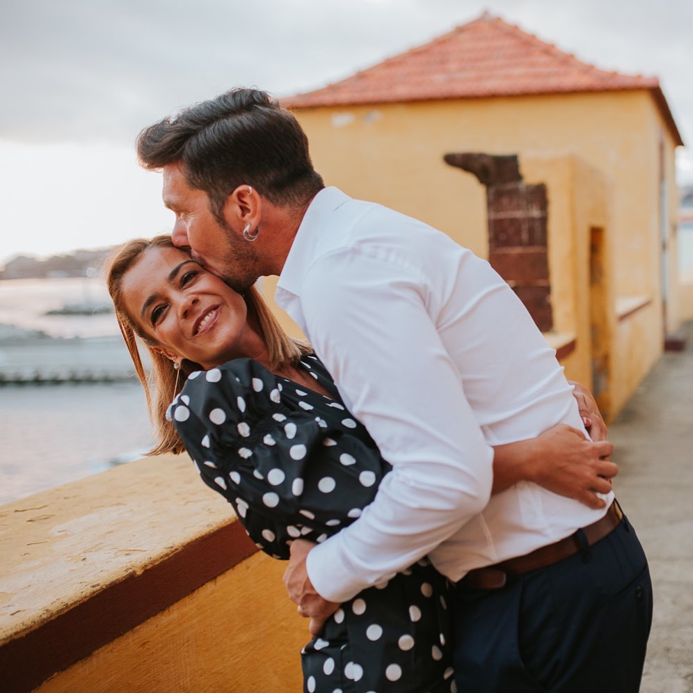 Rita Ferro Rodrigues dá a receita de uma relação feliz como a que tem com o seu Ben na sua página @ritaferrorodrigues
: «Sim, o truque é beijar muito -e não vale cá beijos a correr, têm de ser lentos e longos - abraçar ainda mais ... namorar como se todos os dias fossem o primeiro. É fácil ? Não, é muito difícil mas enquanto se tenta, a vida acontece mais feliz.
Bom Dia!»