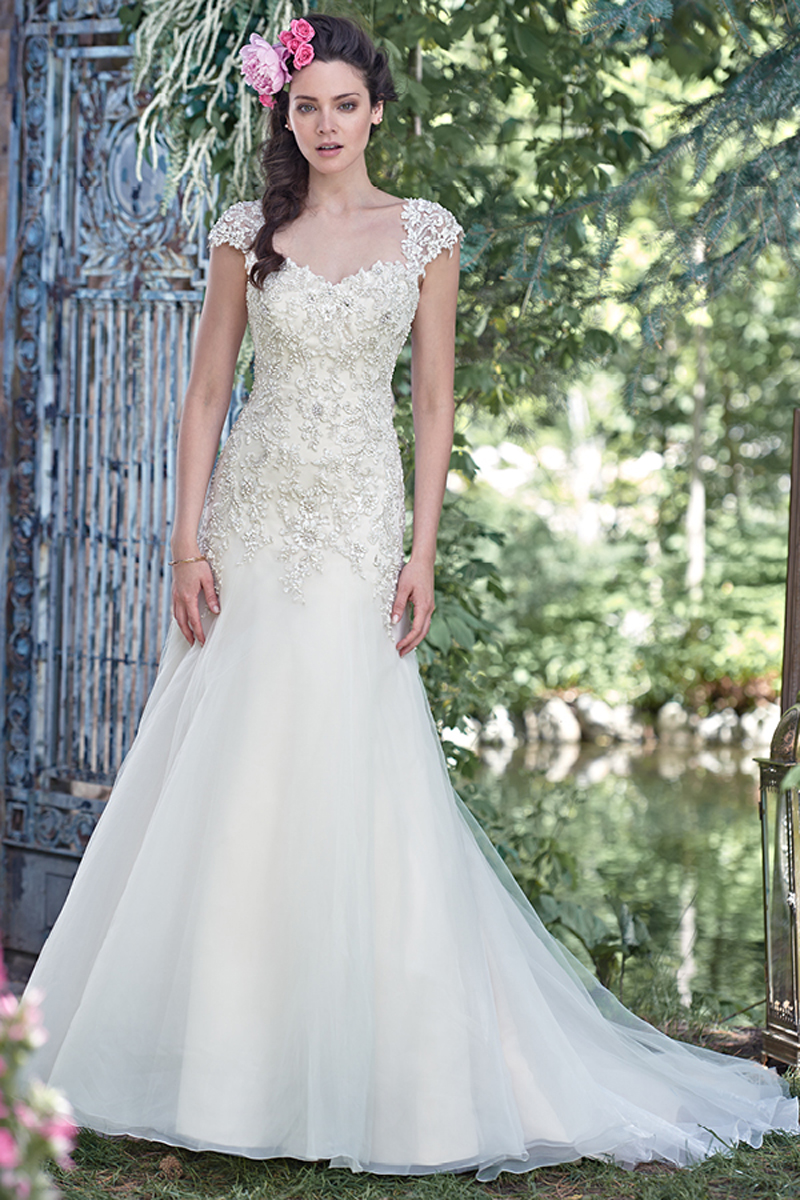 Elegante e sofisticado, este vestido com corte A combina cristais Swarovski bordados no corpete de renda com organza Chic e saia de tule. Perfeito para uma noiva verdadeiramente romântica. Decote em forma de coração e terminado com espartilho. 
<a href="www.maggiesottero.com/maggie-sottero/ladonna/9495" target="_blank">Maggie Sottero/a&gt;
