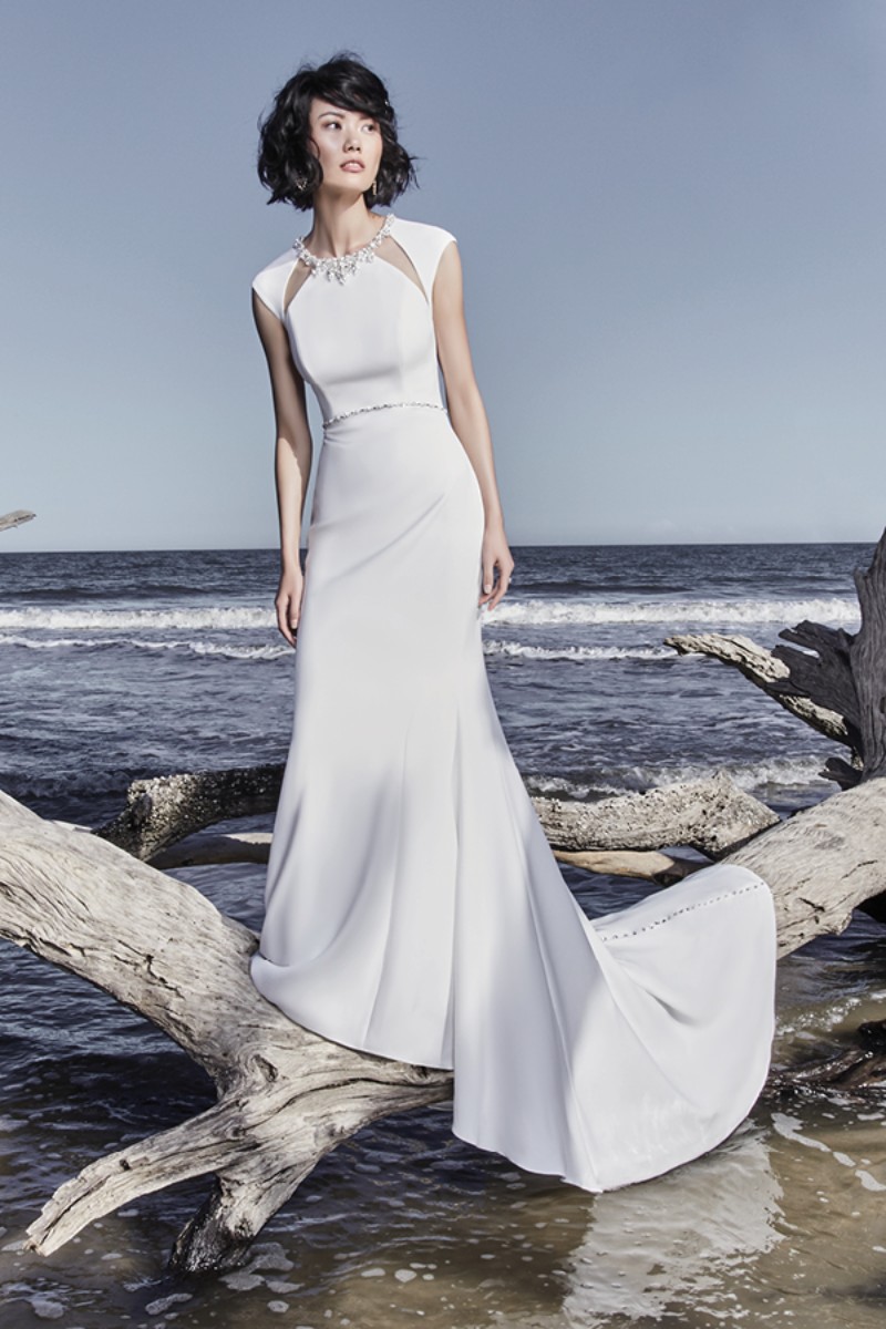 <a href="https://www.maggiesottero.com/sottero-and-midgley/arleigh-rose/11517">Maggie Sottero</a>
Este vestido de noiva em Crepe Talin Stretch evoca o antigo glamour de Hollywood, apresentando as famosas cap sleeves e decote ilusão acentuado, arrematado com pérolas e cristais Swarovski.