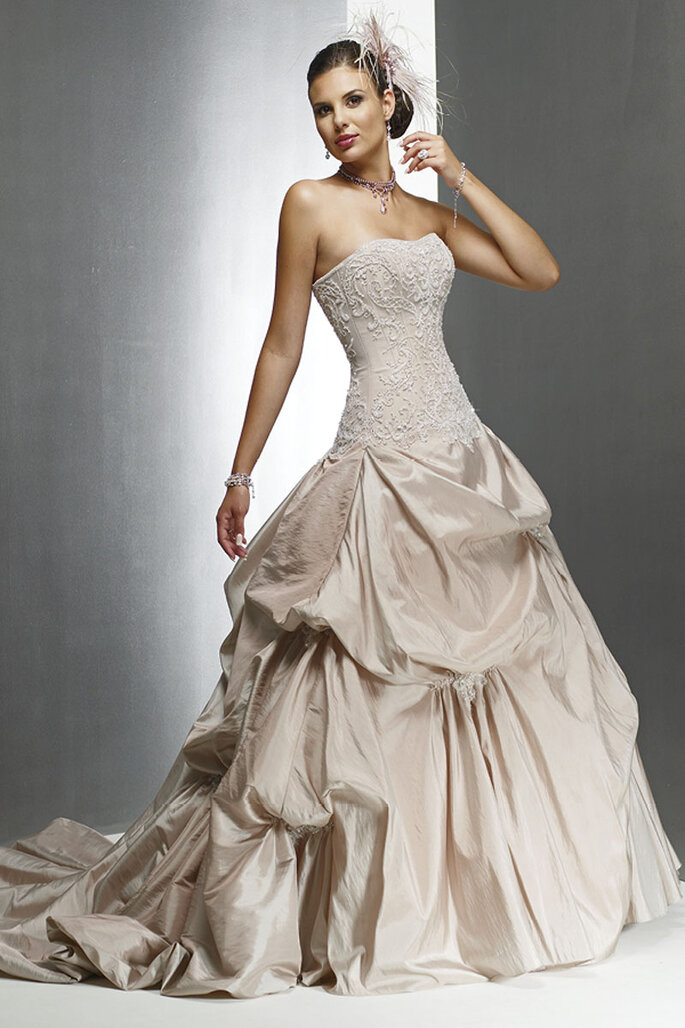 Vestido de noiva de apenas uma peça com espartilho cai-cai e corpete romântico bordado, enfeitado com contas de cristal de Swarovski, vidro e lantejoulas.
<a href="http://www.maggiesottero.com/dress.aspx?style=J1082" target="_blank">Maggie Sottero Platinum 2015</a>