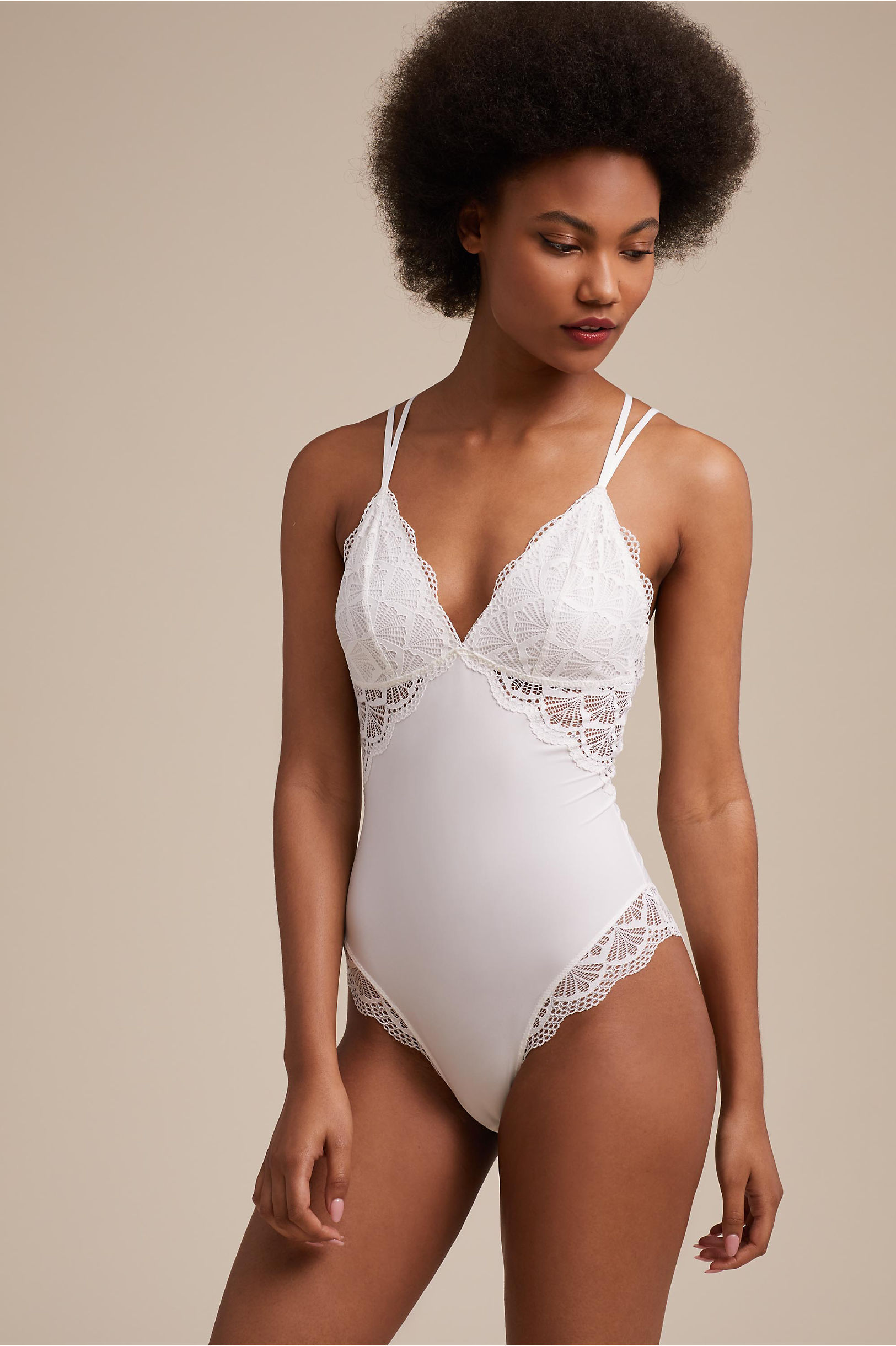 Créditos: Emilia Bodysuit, Bhldn