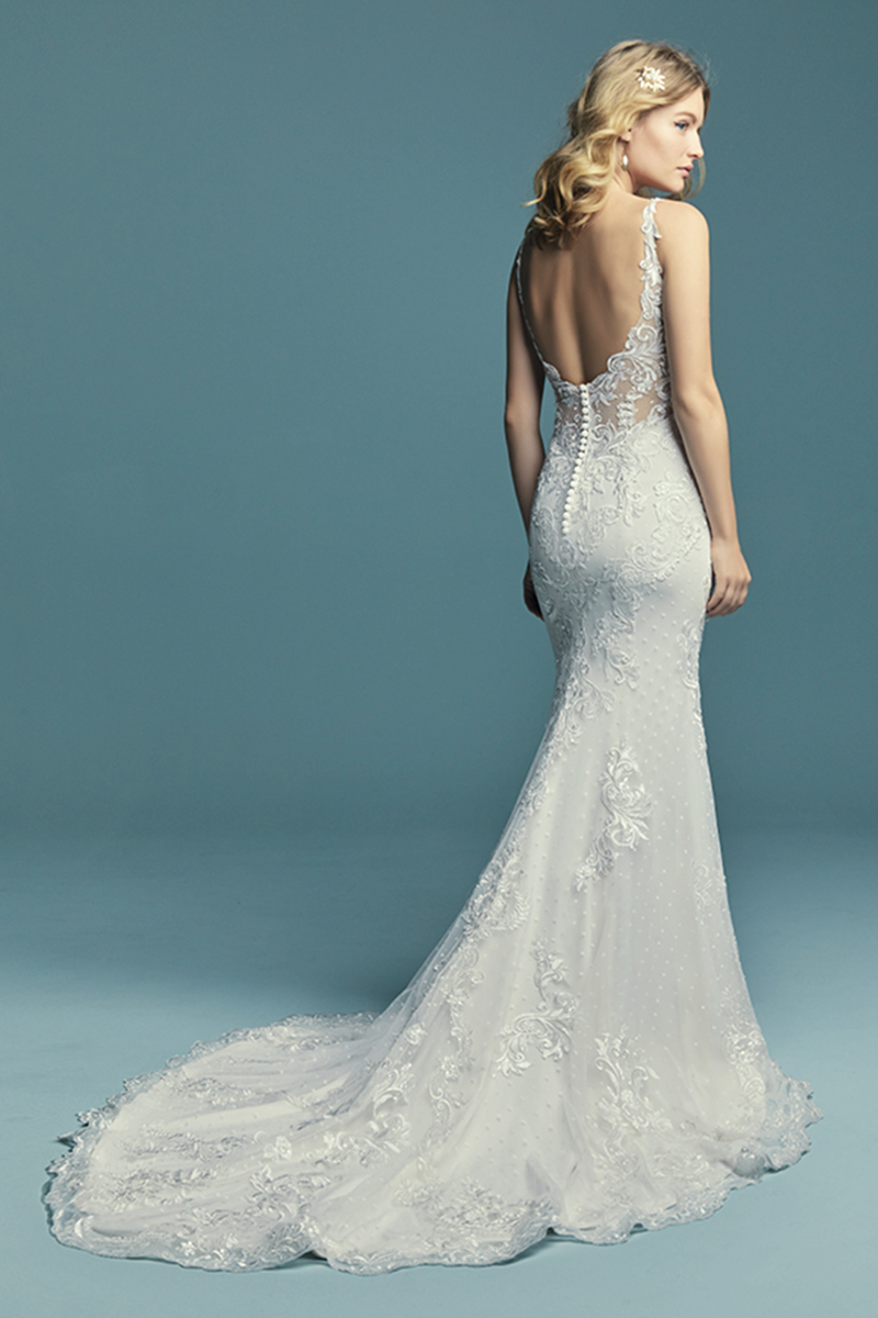 <a href="https://www.maggiesottero.com/maggie-sottero/lucienne/11277">Maggie Sottero</a>


Detalhes de renda que conferem um toque boho a este vestido de noiva, completado com um decote em forma de coração e efeito ilusão. Terminado com botões cobertos sobre um fecho.
