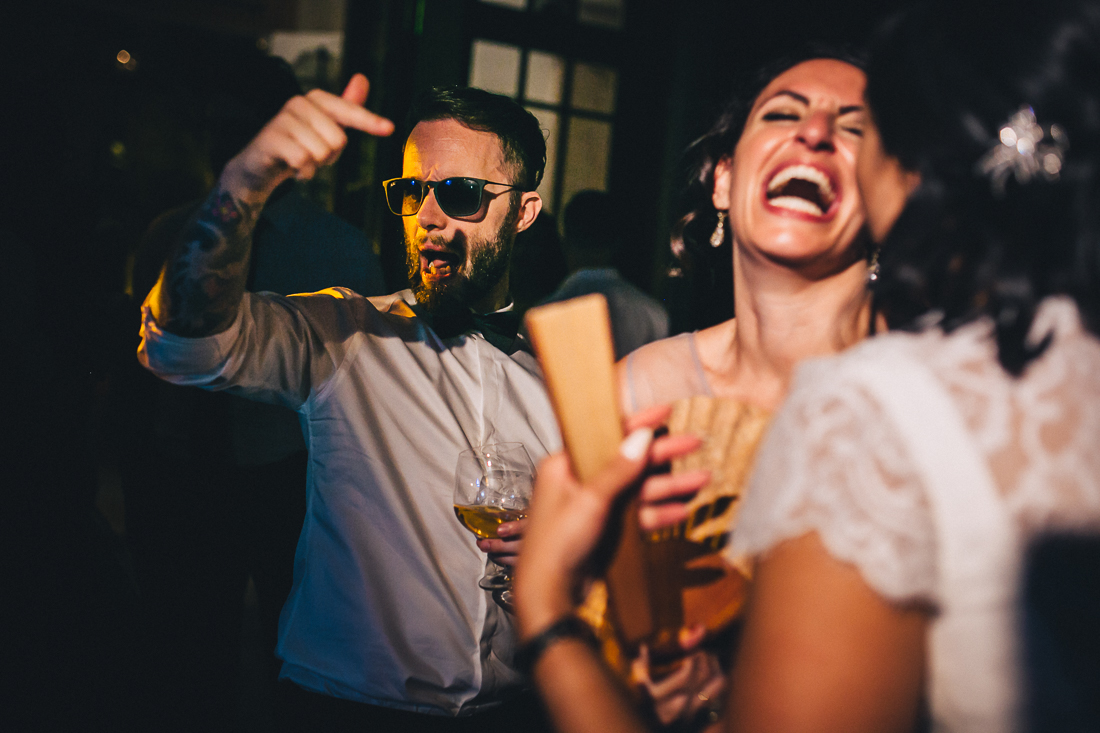 convidados de casamento a dançar rir com noiva