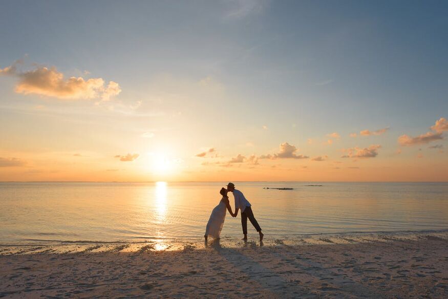 Noivos na praia do Beach Wedding - Casamento na praia