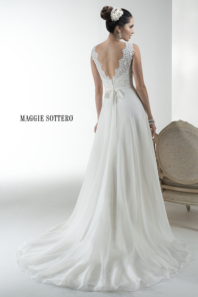 Vestido de noiva de renda com corpete, disponível com brilhantes Swarovski e acabamento com zíper sobre o fecho de botões elástico e coberta interior. 

<a href="http://www.maggiesottero.com/dress.aspx?style=4MS042BB" target="_blank">Maggie Sottero Platinum 2015</a>