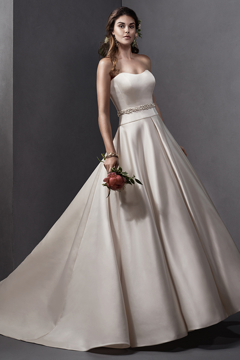 Um vestido com efeito balão de cetim. Saia plissada e com bolsos. Decote em U e um cinto com cristais Swarovski opcional. Cinto removível vendido separadamente.
<a href="http://www.sotteroandmidgley.com/dress.aspx?style=5SS099&page=0&pageSize=36&keywordText=&keywordType=All" target="_blank">Sottero and Midgley</a>