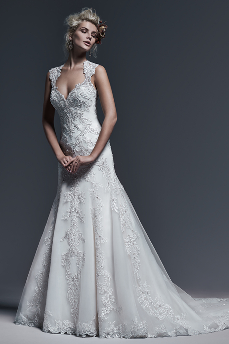 Pormenores de renda refinados realçados com o brilho dos cristais Swarovski ao longo do comprimento deste extravagante vestido Linha-A. Decote em forma de coração e uma renda ilusão nas costas. Terminado com botões de cristal em vez de um fecho.
<a href="http://www.sotteroandmidgley.com/dress.aspx?style=5SR604&page=0&pageSize=36&keywordText=&keywordType=All" target="_blank">Sottero and Midgley</a>