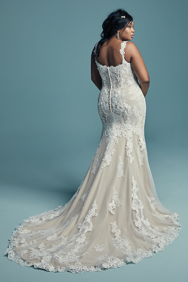 <a href="https://www.maggiesottero.com/maggie-sottero/abbie-lynette/11451">Maggie Sottero</a>


Este maravilhoso vestido de noiva com corte fit-and-flare com pormenores de renda bordados e tule. Elegantes alças surgem do decote profundo em forma de coração com pormenores de ilusão, terminando numas costas com corte em U. Complementado por peças que vão conferir uma silhueta elegante. Terminado com botões cobertos sobre um fecho.  