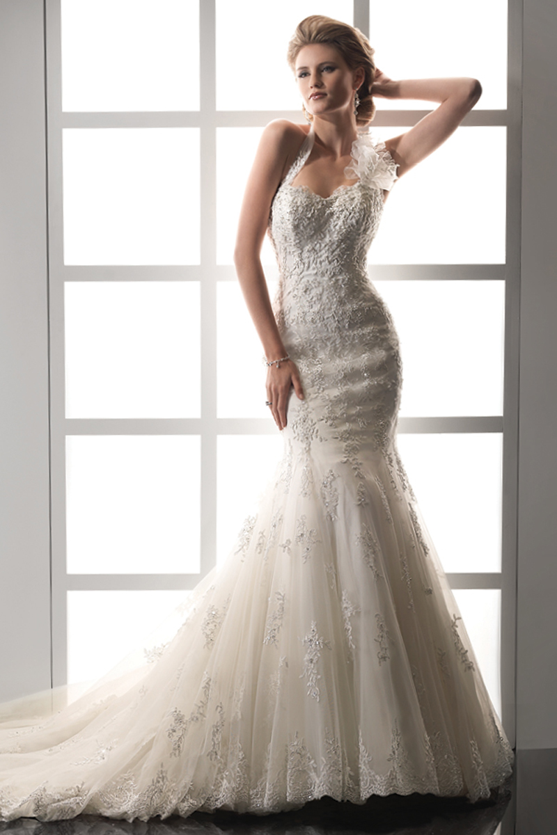 Este vestido apaixonante que realça a silhueta apresenta pormenores de renda esplêndidos e um tule que rodeia as andas, conduzino para uma bonita plenitude ao longo da saia linha-A. Decote em forma de coração.
<a href="http://www.sotteroandmidgley.com/dress.aspx?style=JSM1428" target="_blank">Sottero and Midgley</a>