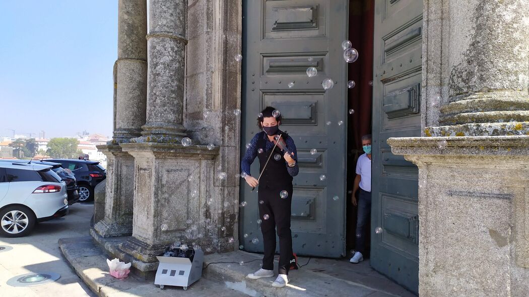 Bolas de sabão e violinista