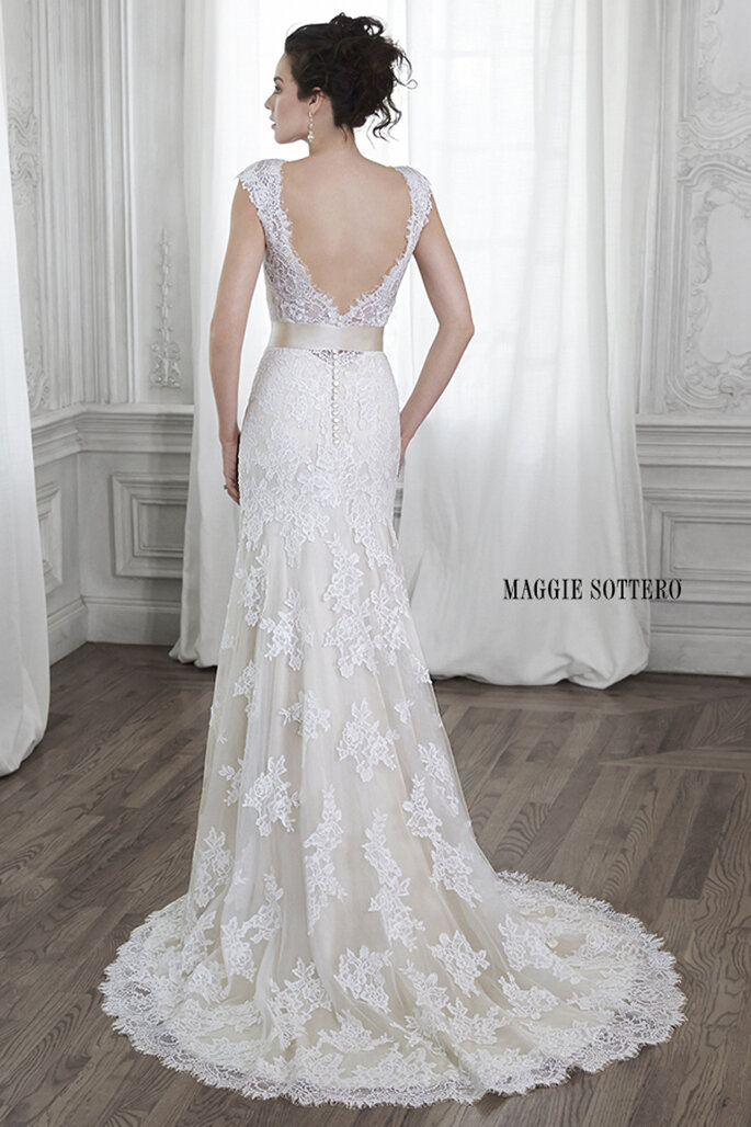 Encajes y tul que serían el sueño de cualquier mujer para su vestido de novia. Este modelo presenta un escote en V y una espalda adornada con una cinta en la cintura. ¡Un modelo romántico para novias soñadoras!
<a href="http://www.maggiesottero.com/dress.aspx?style=5MS015" target="_blank">Maggie Sottero Spring 2015</a>