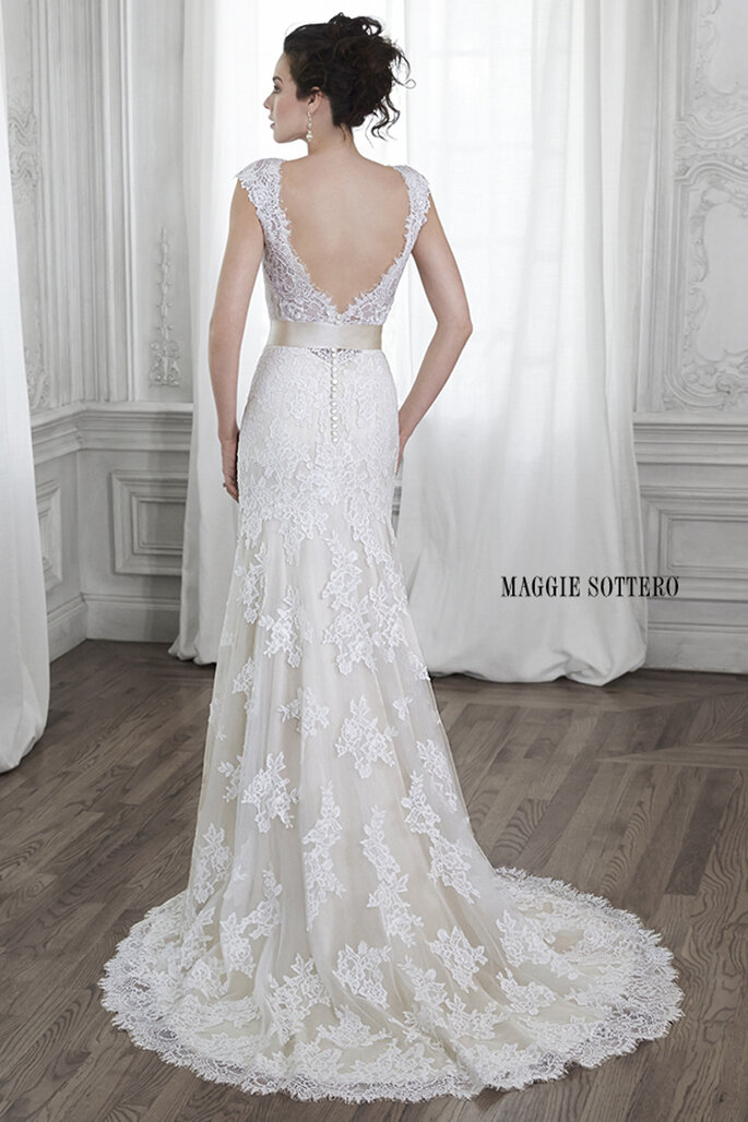 Encajes y tul que serían el sueño de cualquier mujer para su vestido de novia. Este modelo presenta un escote en V y una espalda adornada con una cinta en la cintura. ¡Un modelo romántico para novias soñadoras!

<a href="http://www.maggiesottero.com/dress.aspx?style=5MS015" target="_blank">Maggie Sottero Spring 2015</a>