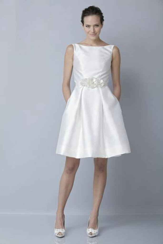 Vestido de noiva curto, da colecção Theia Primavera 2013.Foto: <a href="http://zankyou.9nl.de/jr6r" target="_blank">Pronovias 2014</a>