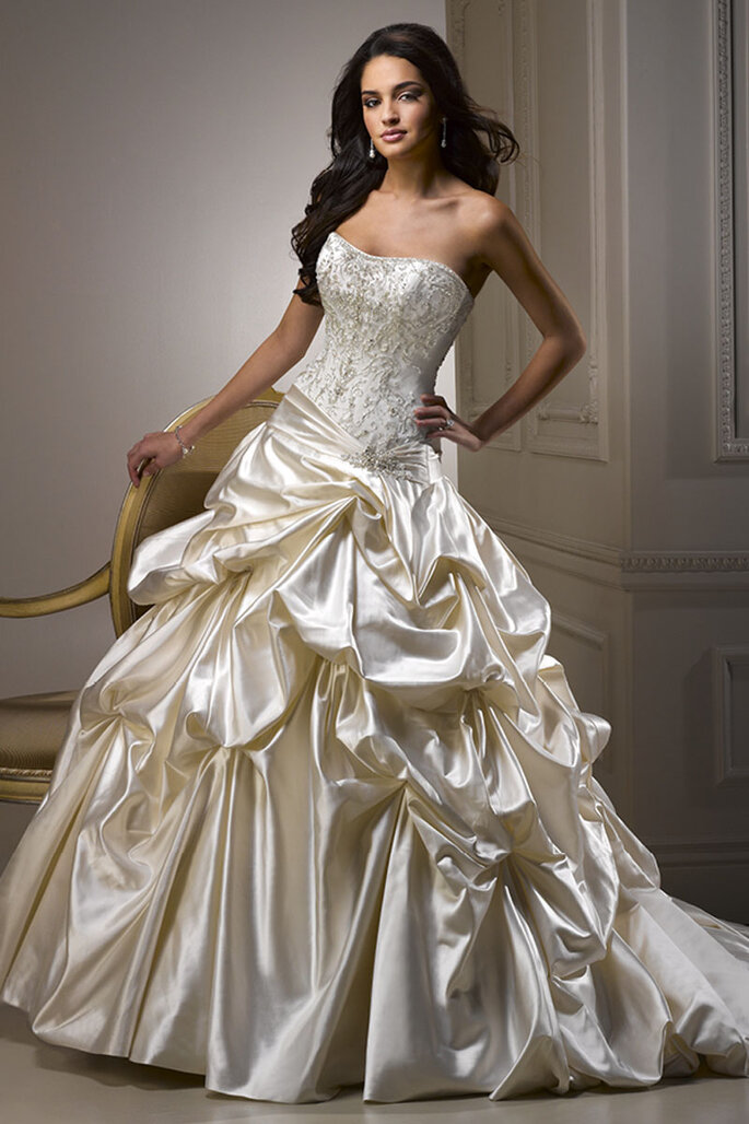 Vestido de noiva com fechamento de espartilho, enfeitado com cristais de Swarovski, o complemento perfeito para o subtil decote que brilha e uma saia com volume.
<a href="http://www.maggiesottero.com/dress.aspx?style=J1452" target="_blank">Maggie Sottero Platinum 2015</a>