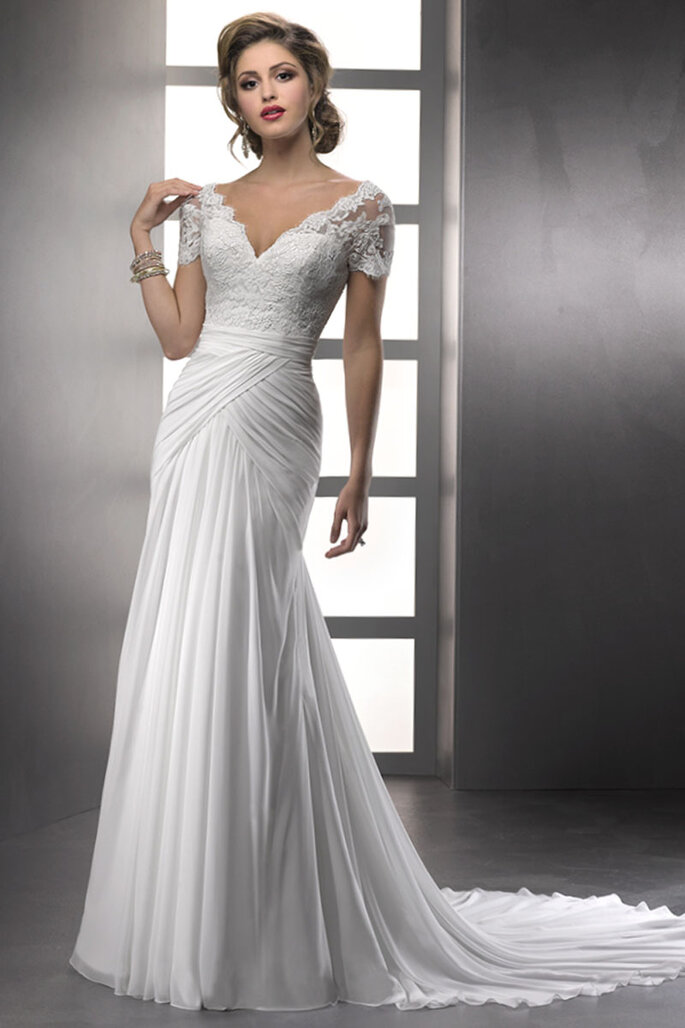 A delicada renda das mangas e que delinea o decote em V transmite a inspiração romântica deste modelo de corte A-line ou princesa e chiffon Paris. Drapeado suavemente sobre os quadris, o caimento feminino desta saia valoriza o corpo antes de cocluir o seu comprimento e cauda. Fechamento com botões de cristal sobre zíper.
<a href="http://www.sotteroandmidgley.com/dress.aspx?style=71833" target="_blank">Sottero & Midgley Platinum 2015</a>