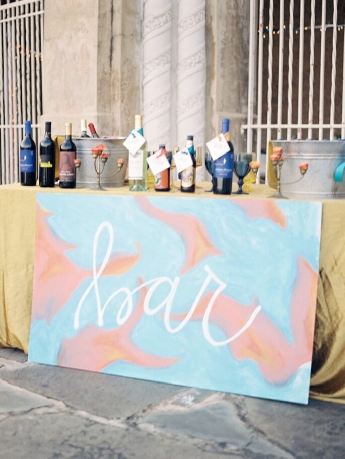 Estaciones de la boda con divertidos carteles hechos con acuarela - Foto Kat Braman Estaciones de la boda con divertidos carteles hechos con acuarela - Foto Kat Braman