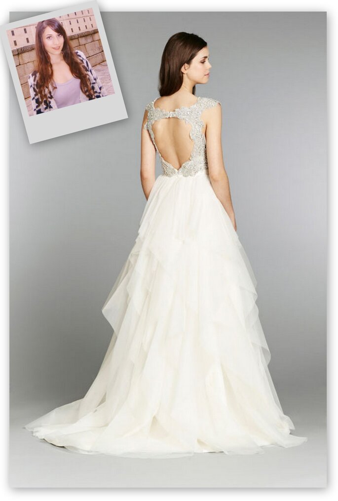 Sempre imaginei que no dia do meu casamento iria vestida como uma princesa: um bonito vestido comprido e com volume e com um decote espectacular nas costas. Por isso, assim que vi este desenho de Hayley Paige, apaixonei-me! Não encontro uma ocasião melhor para usá-lo que não seja no meu casamento! Sem dúvida, é o vestido dos meus sonhos!
Vestido de noiva modelo Carrie, de Hayley Paige. Credits: JLM Couture