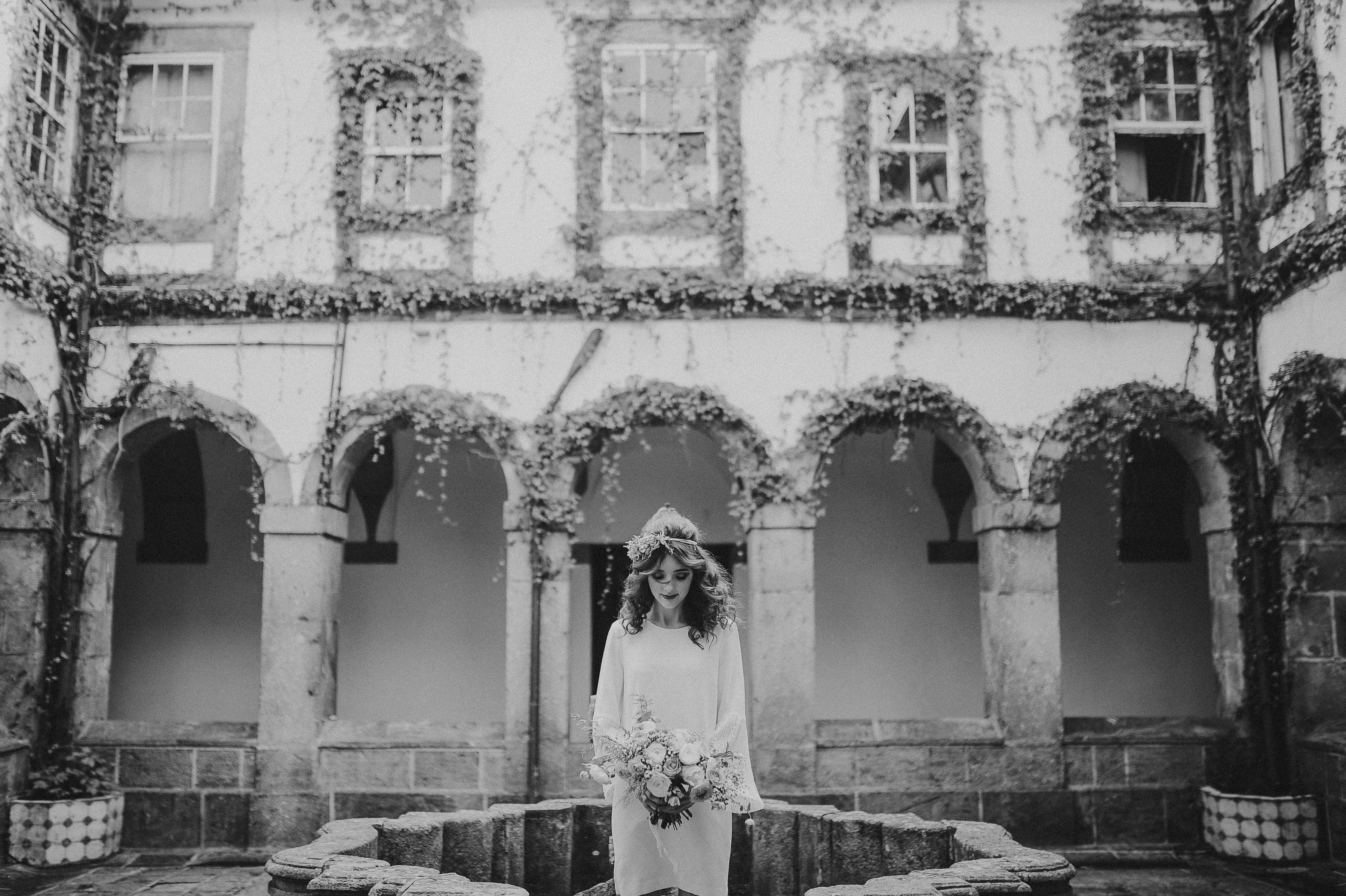 Espaço: Convento do Carmo | Video: 24 Frames Cinematrography | Fotografia: João Almeida | Decoração: O Saltimbanco | Design Gráfico: Damadearroz | Make Up & Hair: Daniela Reis Make Up Artist | Sapatos: Valentino cedidos por Janes | Cake-design: Essencia do Bolo by Branca Lopes | Planeamento: Wedding Tailors | Modelo: Daniela Salsa | Flores: Isabel Castro Freitas Arte Floral