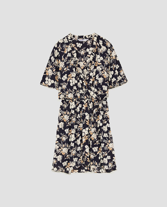 Vestido de flores cruzado de Zara (29,95 euros)