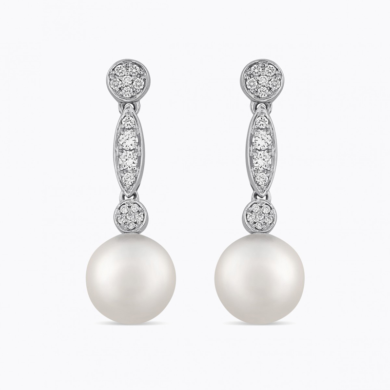 Brincos com ouro branco, pérola Australiana e diamantes   brilhantes. Créditos: Suarez