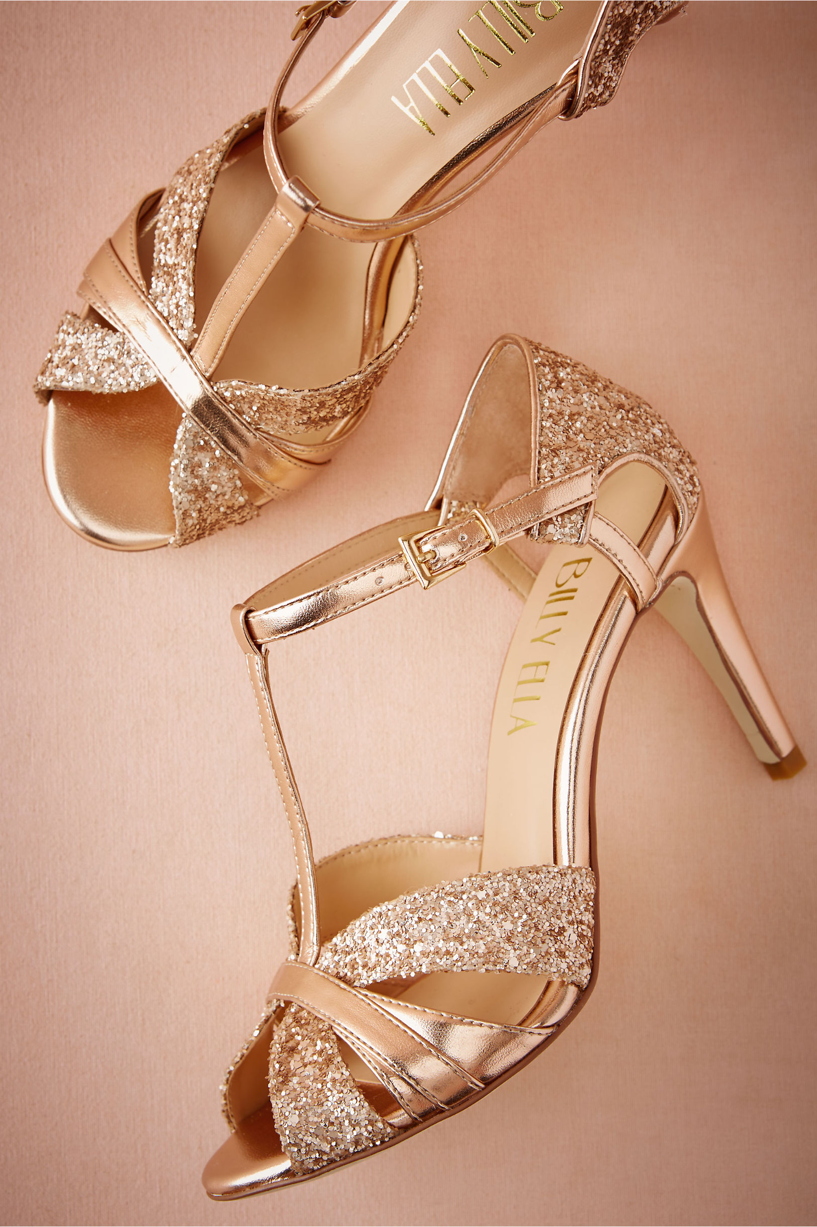 Créditos: Lucia T-Strap Heels, Bhldn