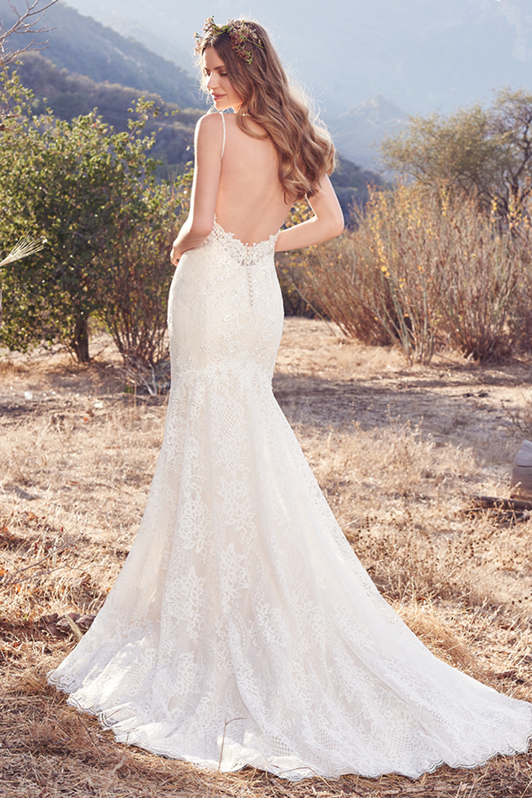 Este vestido apresenta pormenores delicados com cristais Swarovki ao longo do corpte. Terminado com umas alças finas e com um decote em forma de U nas costas. Terminado com botões no fecho. Um véu de tule e renda vendido separadamente.