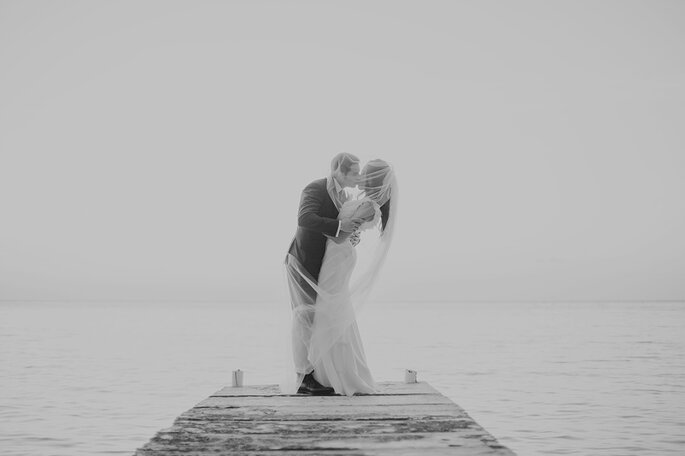 Casal de noivos em fotografia a preto e branco.
