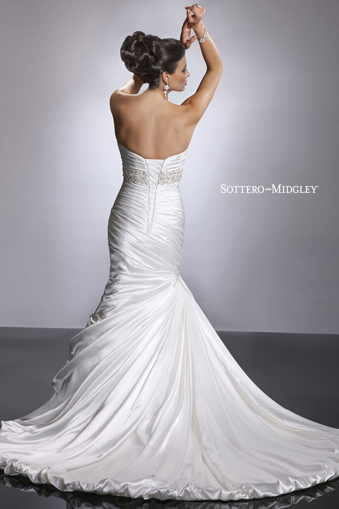 Vestido drapeado de cetim Demir com stretch que proporciona um brilho elegante para uma silhueta esbelta enquanto a cauda se derrama em uma linda saia tipo balonê. Fechamento com corselet ou zíper.
<a href="http://www.sotteroandmidgley.com/dress.aspx?style=JSM1307LU" target="_blank">Sottero & Midgley Platinum 2015</a>