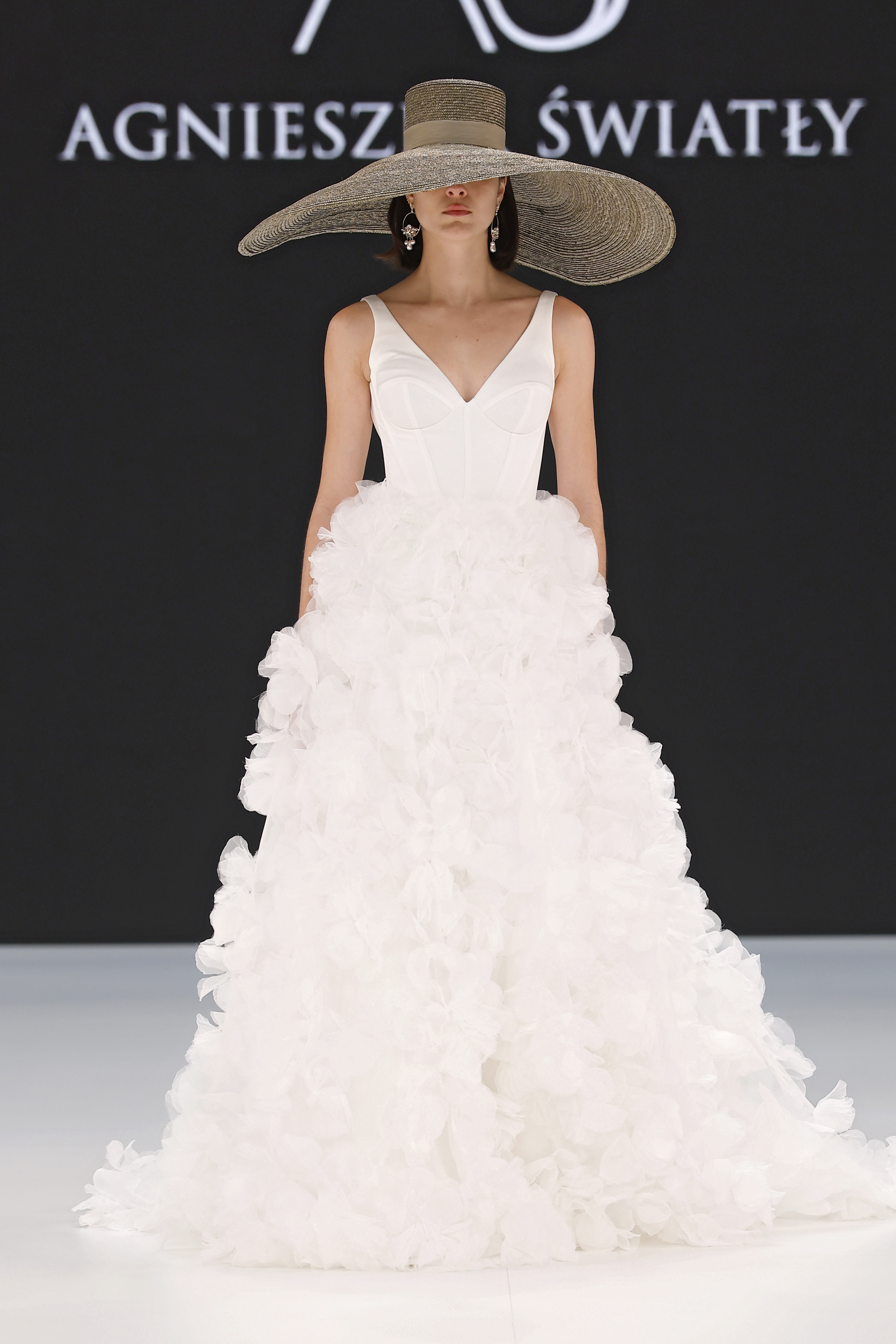 Barcelona Bridal Fashion Week 2025: inovação, glamour e uma nova era para a moda nupcial
