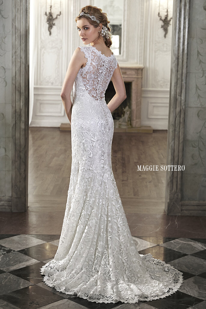 Vestido de noiva elegante com toques em malha ilusão e decote coração que lhe dá um toque de sofisticação que toda a noiva necessita. Acaba com uma linha de botões sobre um fecho zipper.
<a href="http://www.maggiesottero.com/dress.aspx?style=5MT014" target="_blank">Maggie Sottero Spring 2015</a>