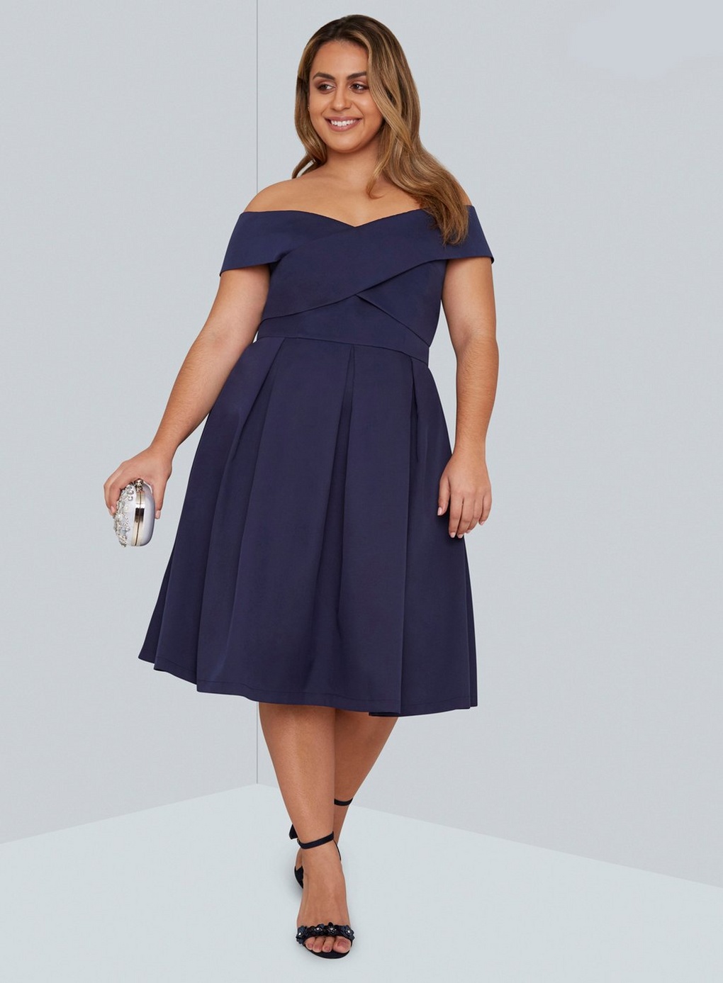 Créditos: Chi Chi London Navy Blue Bardot Midi Dress, Evans