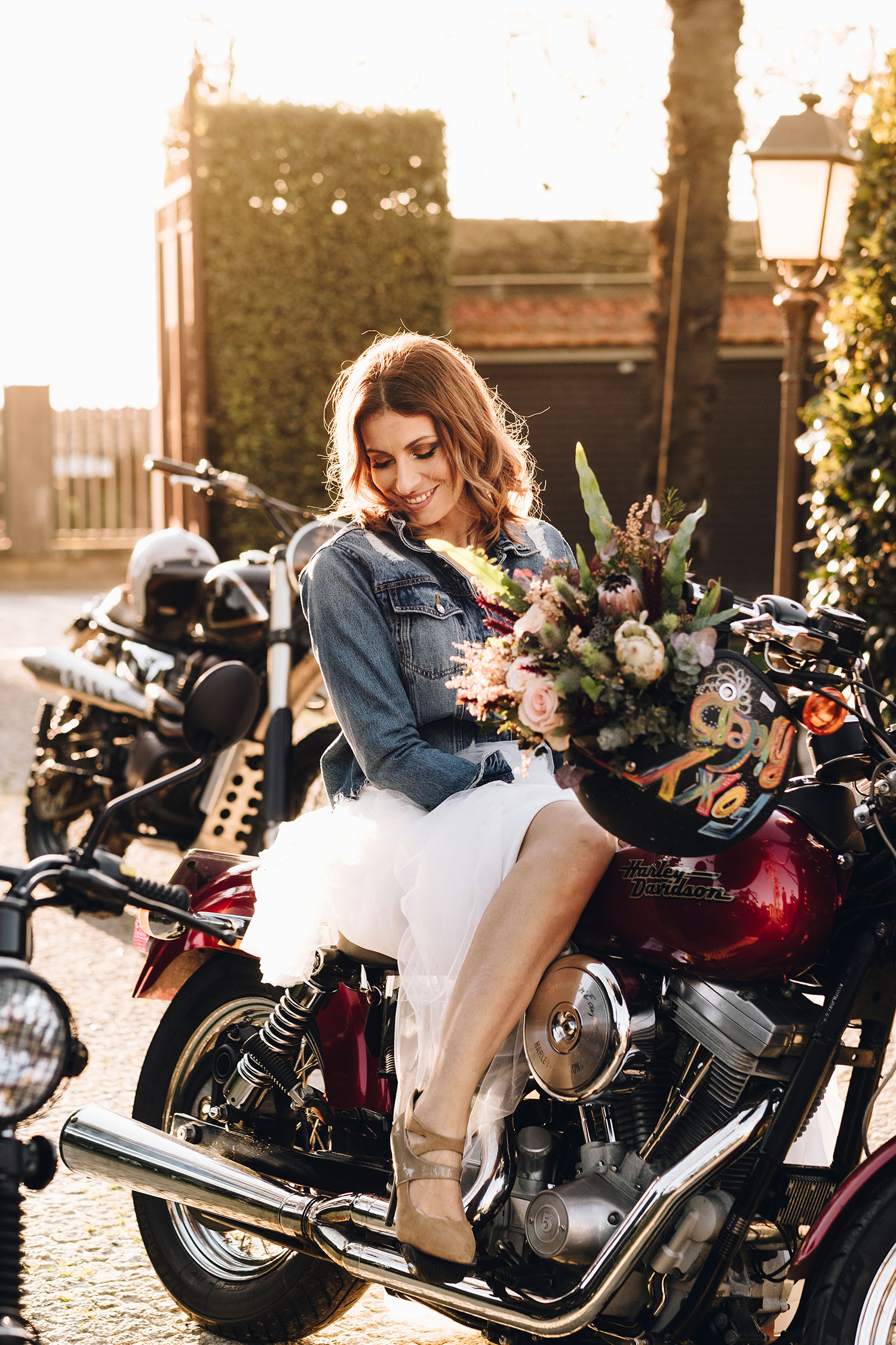 Noiva: Atelier Gio Rodrigues | Make up & hair: Jenny make up land | Fotografia: Nelson Marques + Andreia Torres Photography | Design Floral: Terrarea | Motos: Ton-up Garage, Garagem Central (Porto) e Danny Cardoso | Modelo: Foxy Riders