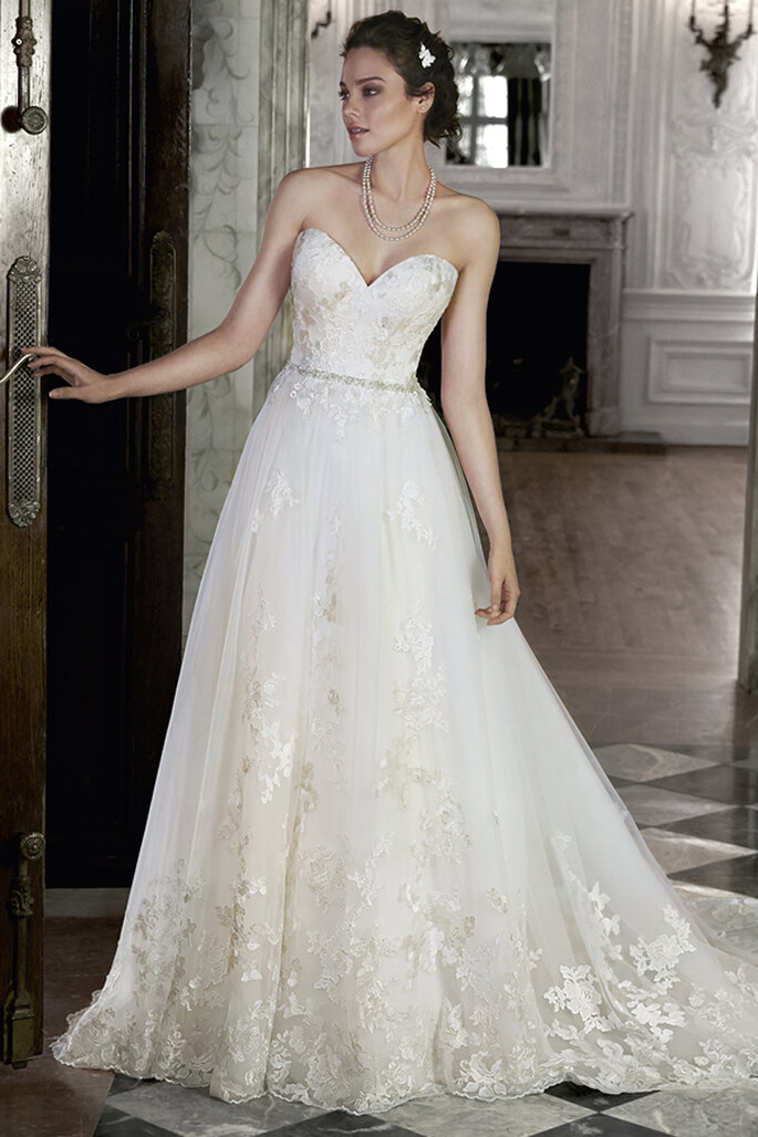 Vestido de noiva perfeito para aquela mulher romântica. É um desenho de tule, enfeitado com aplicações de renda florais metálica. O modelo completa-se com um cinto de cristais Swarovski acentuado na cintura e um decote coração clássico. Acabamento com botões de cristais sobre o fecho de zipper e espartilho interior.
<a href="http://www.maggiesottero.com/dress.aspx?style=5MS164" target="_blank">Maggie Sottero Spring 2015</a>