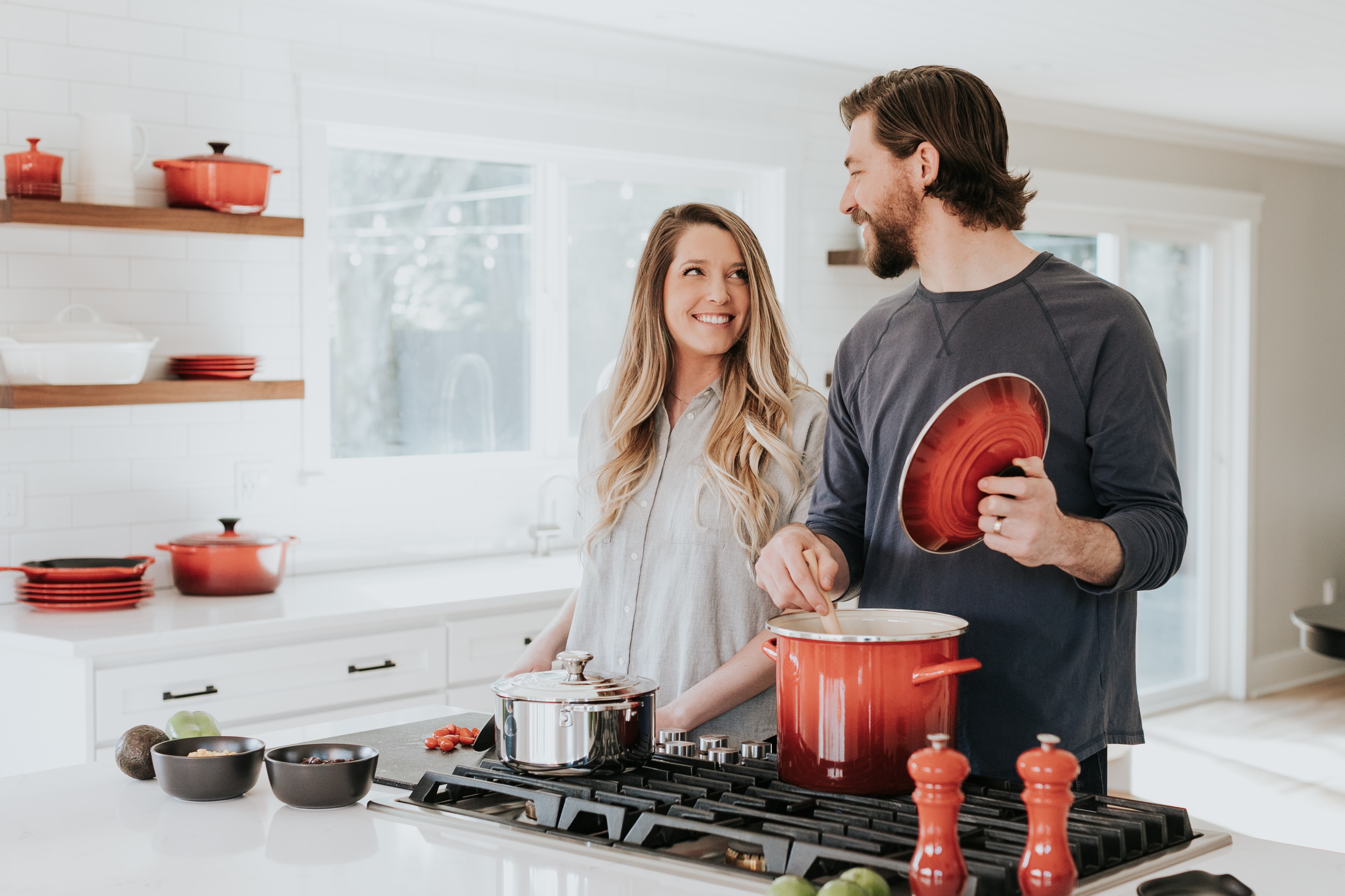 casal a cozinhar juntos na cozinha