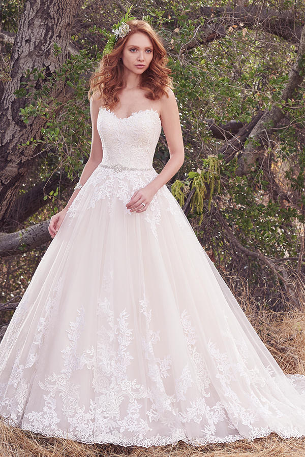 Um fabuloso vestido de renda com detalhes que caem em cascata ao longo do corpete e da cintura. Um decote suave em forma de U e em V nas costas. Um cinto que exibe cristais Swarovski conferem um toque de brilho a este look. Terminado com botões e um elástico na parte interior do corpete.