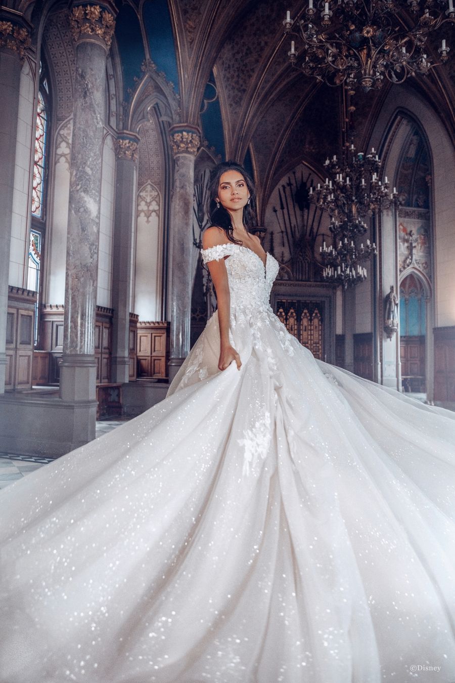 Belle by Allure Bridals | Style: DP252 (só disponível nas lojas Kleinfeld) | Créditos: Disney