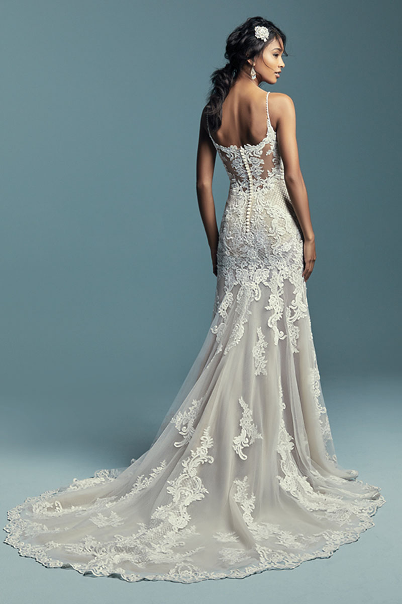 <a href="https://www.maggiesottero.com/maggie-sottero/abbie-marie/11452">Maggie Sottero</a>
Pormenores de renda bordados sobre uma saia fit-and-flare caracterizam este vestido de noiva extremamente sexy. Alças com diamantes Swarovski bordados nascem de um decote em forma de coração profundo com efeito ilusão,terminando numas costas com corte em U. Complementado por peças que vão conferir uma silhueta elegante. Terminado com botões cobertos sobre um fecho.