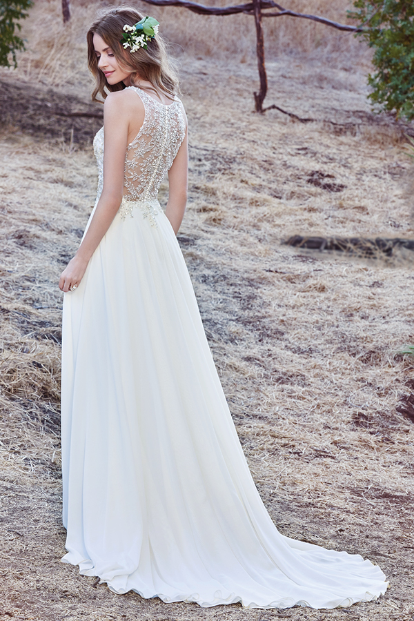 Este vestido sem mangas exibe um corpete realçado com cristais Swarovski e bordados delicados que criam um efeito de joalharia ao longo do profundo decote em V e das costas abertas com efeito ilusão. A saia Revina Chiffon oferece o romante e elegância a este look. Terminado com botões.